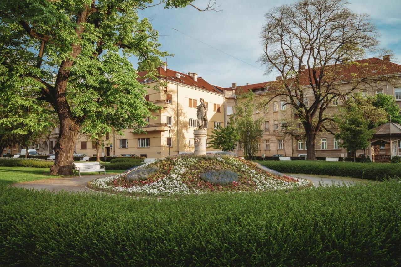Hotel Bells Osijek Extérieur photo